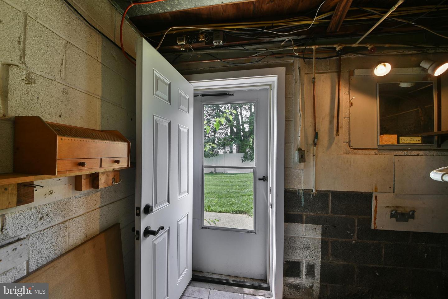51 Lewis St