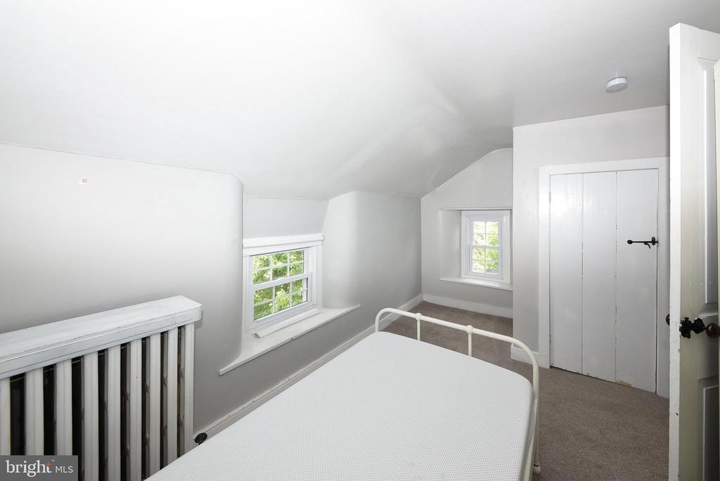 966 PAIGE COURT