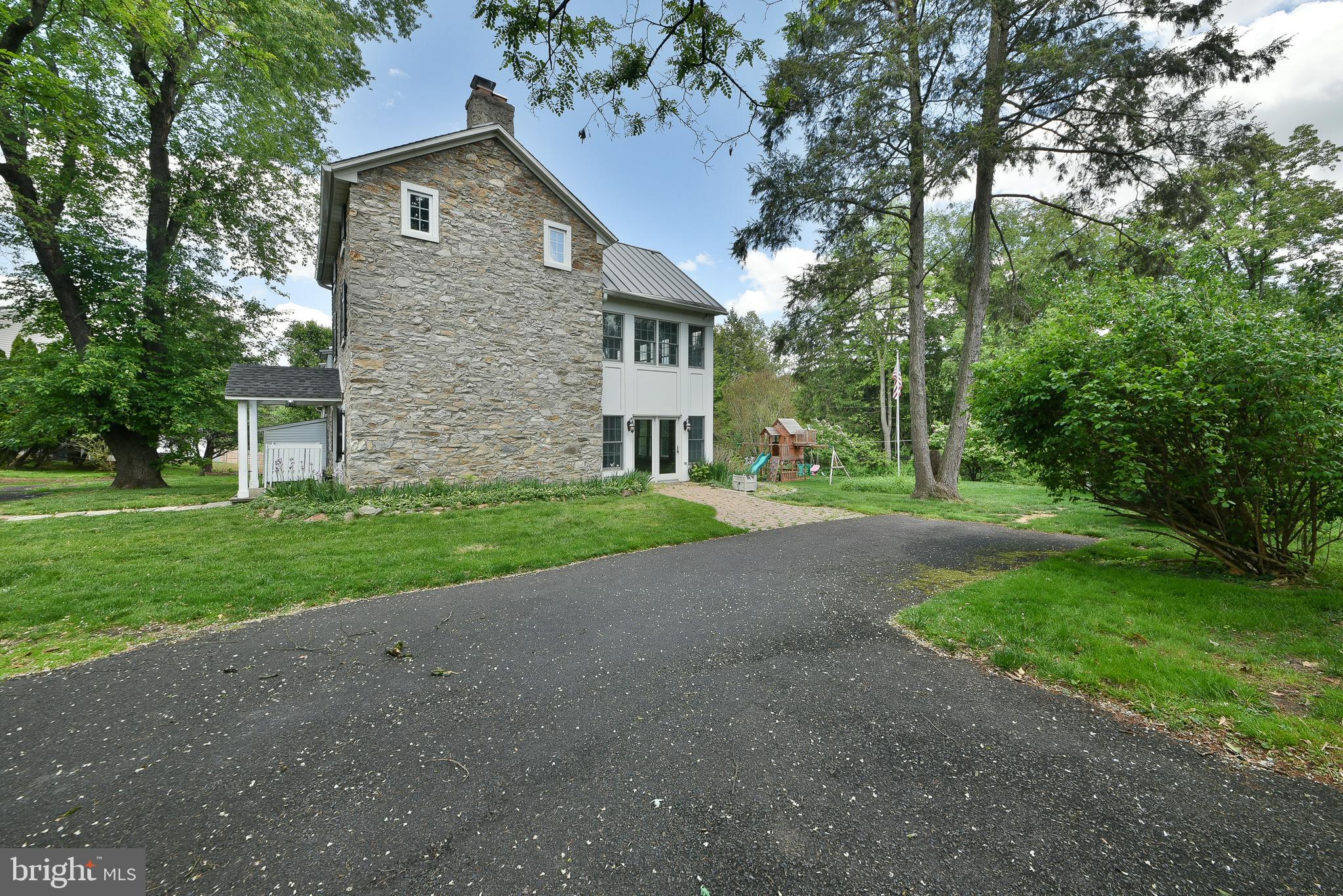 966 PAIGE COURT