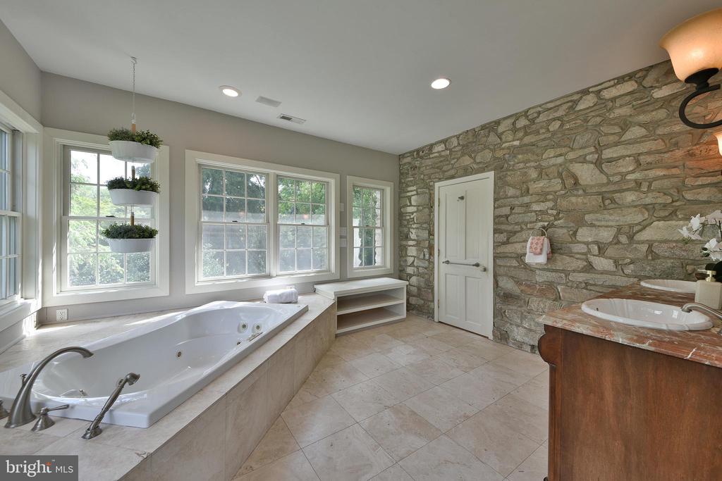 966 PAIGE COURT