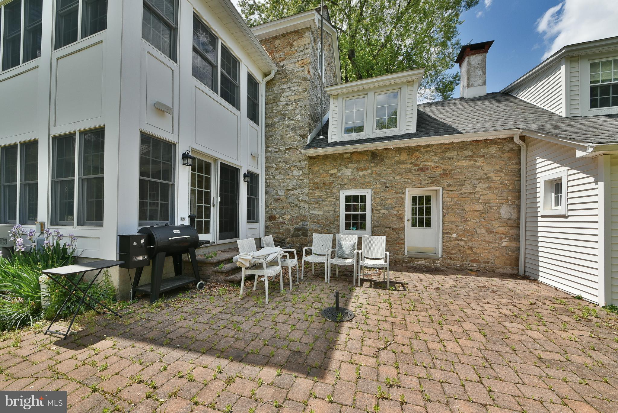 966 PAIGE COURT