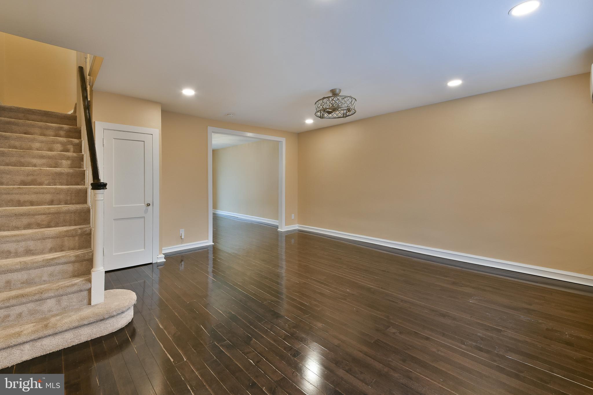 7537 WOOLSTON AVENUE