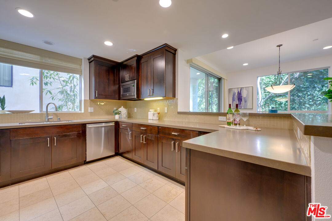 1430 S Beverly Glen Blvd Unit: 202