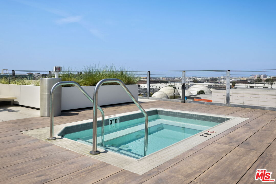 527 Molino St Unit: 301