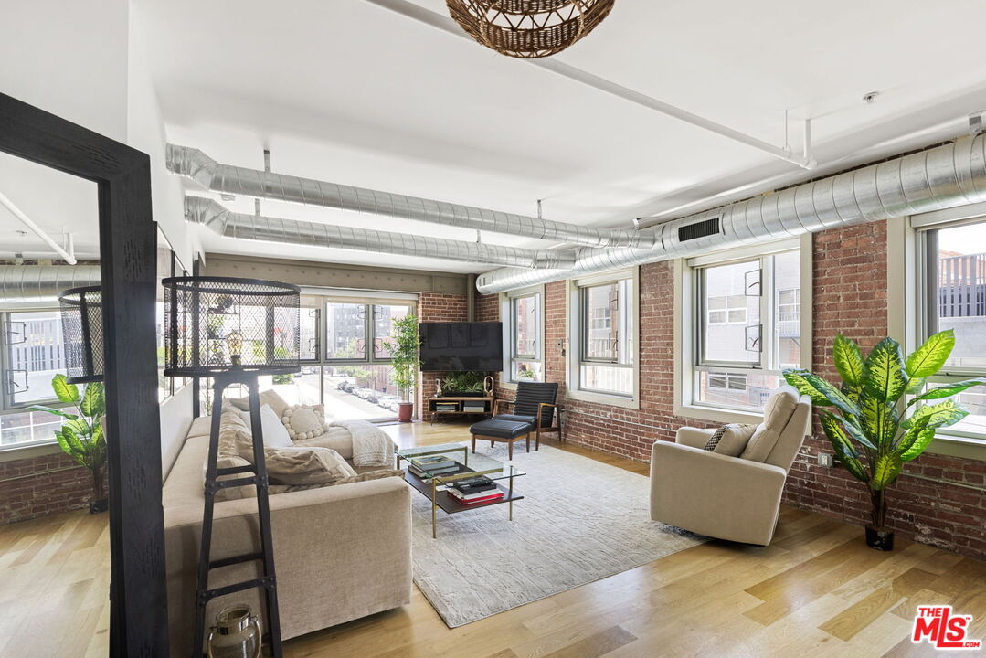 527 Molino St Unit: 301