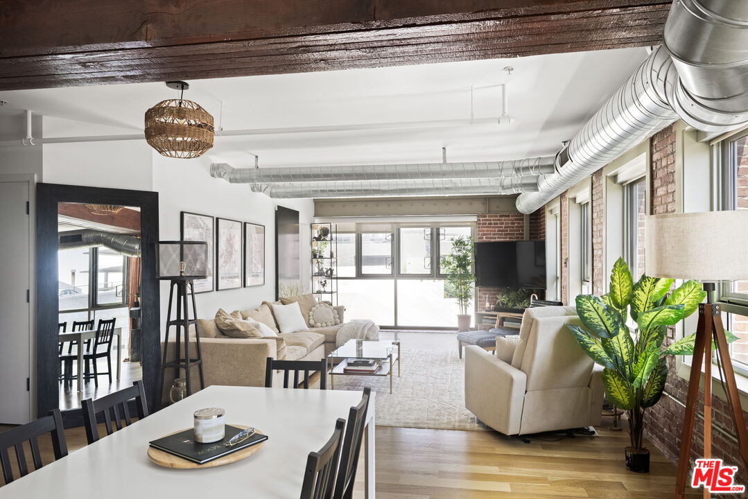 527 Molino St Unit: 301