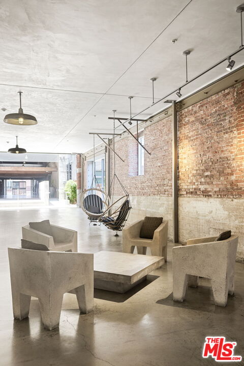 527 Molino St Unit: 301