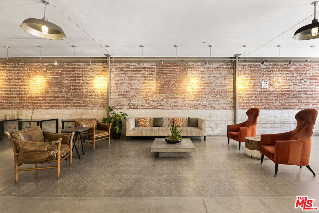 527 Molino St Unit: 301