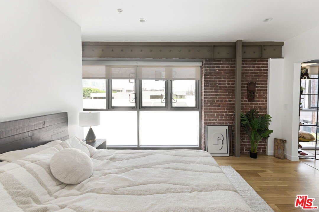 527 Molino St Unit: 301