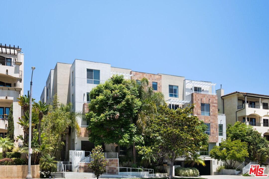 1430 S Beverly Glen Blvd Unit: 203