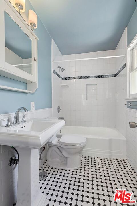 529 E Maple St Unit: 3