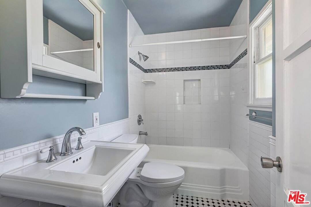 529 E Maple St Unit: 3