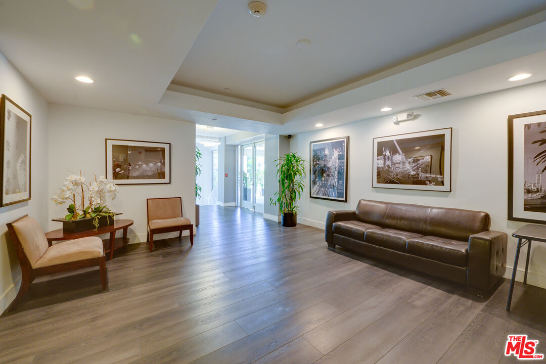 1430 S Beverly Glen Blvd Unit: 102