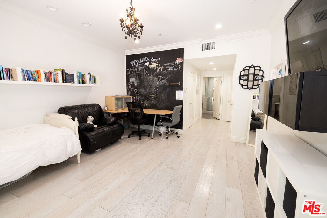 1430 S Beverly Glen Blvd Unit: 102