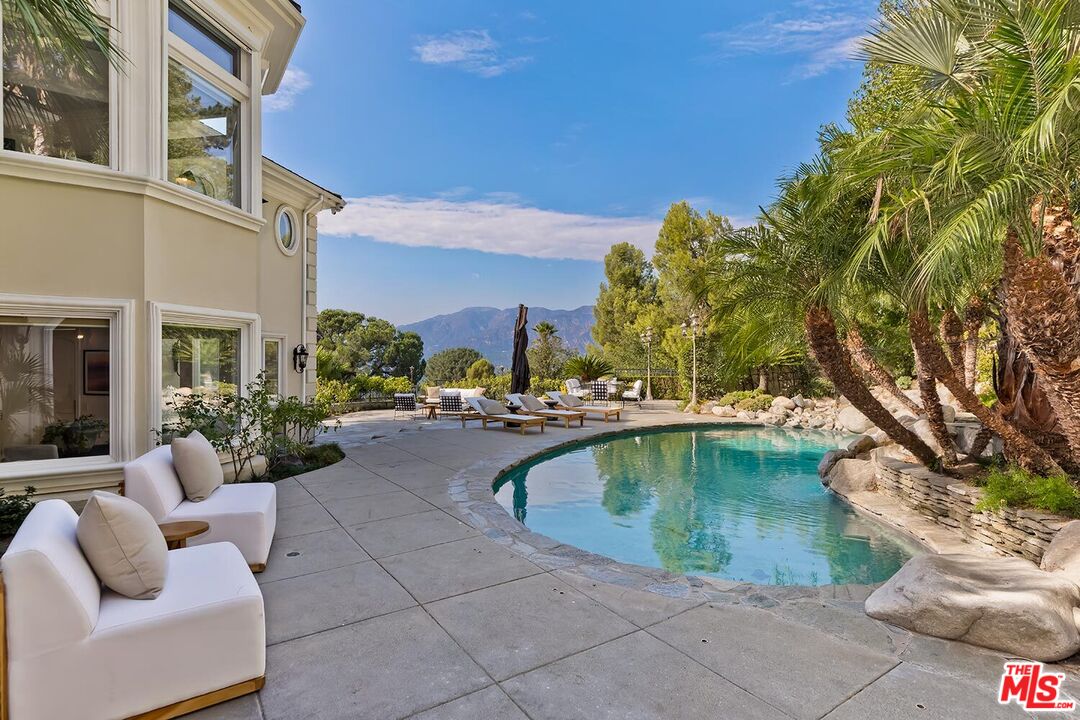 732 Saint Katherine Dr
