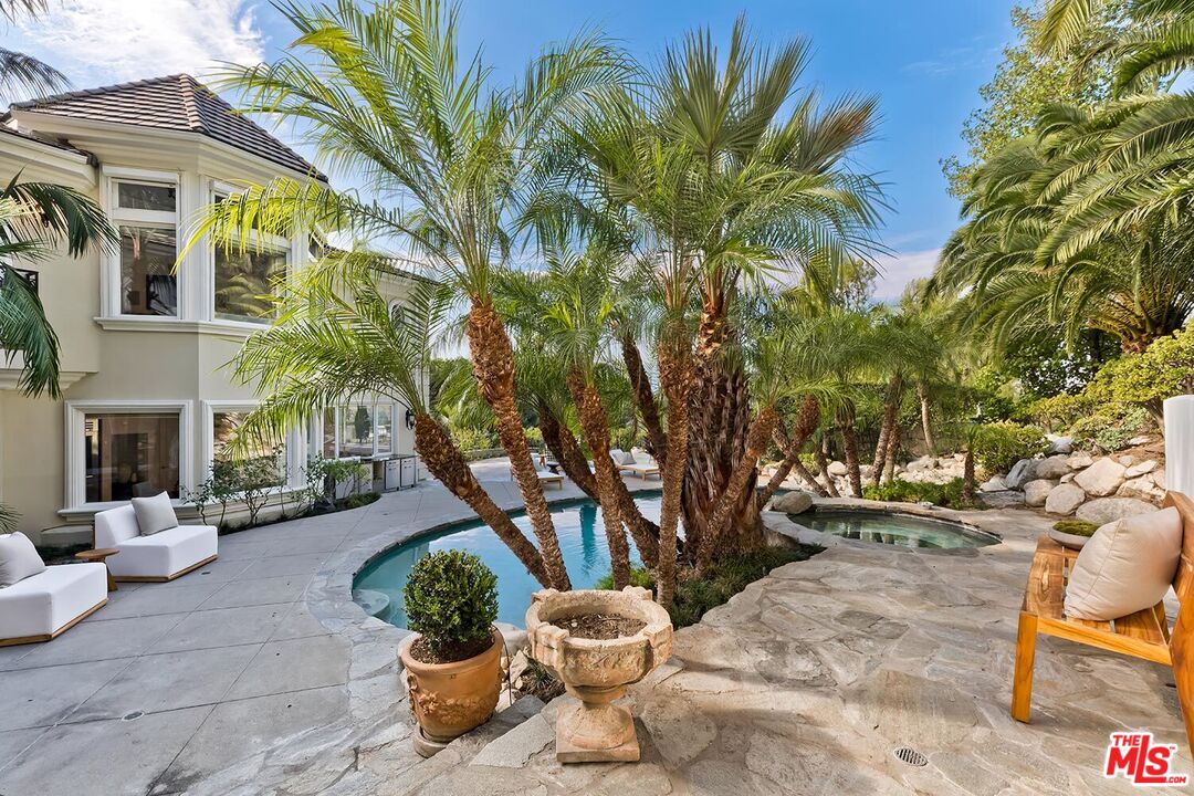 732 Saint Katherine Dr