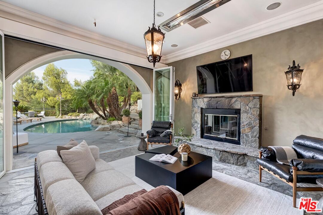 732 Saint Katherine Dr