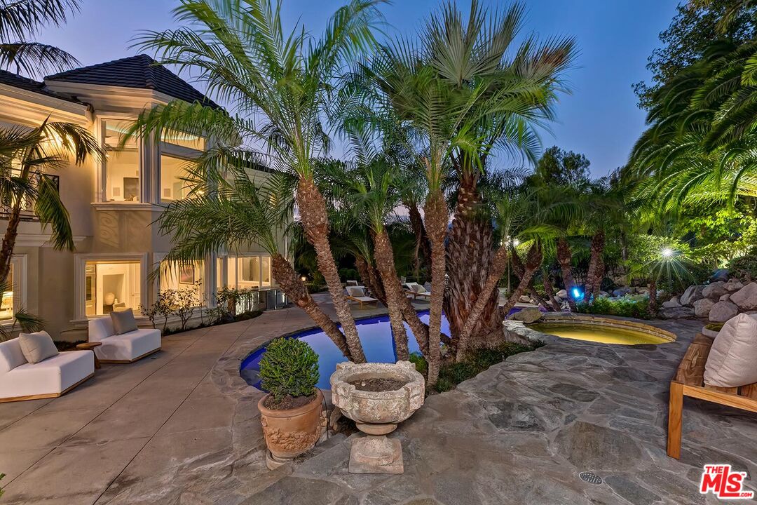 732 Saint Katherine Dr