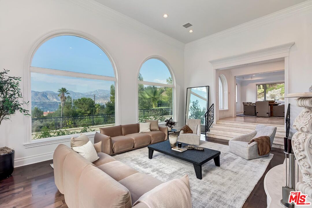 732 Saint Katherine Dr