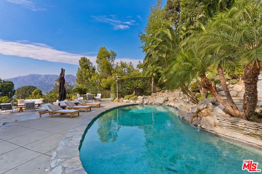 732 Saint Katherine Dr