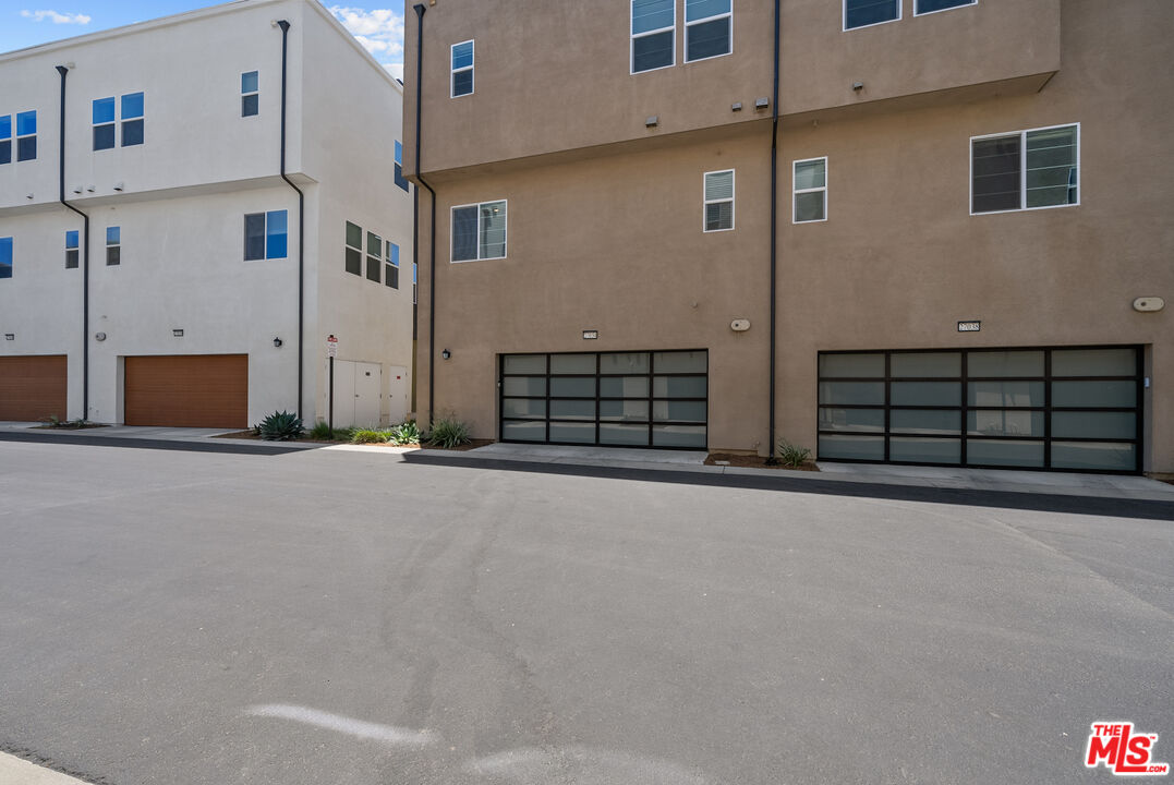 27034 Hummingbird Ln