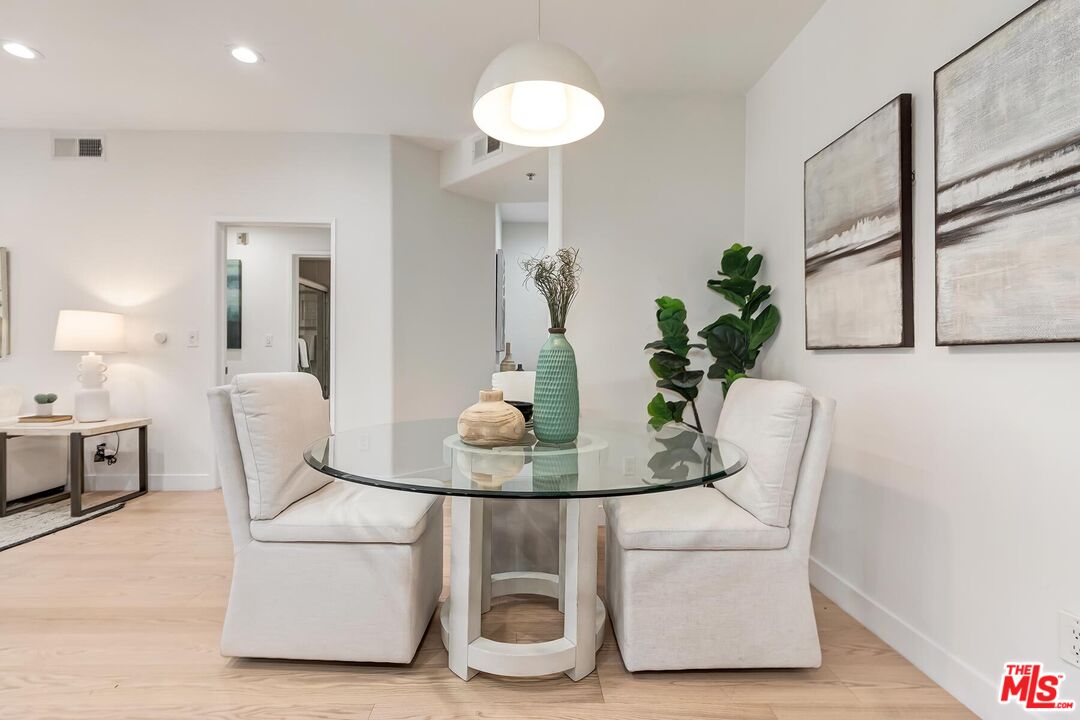 1522 S Saltair Ave Unit: 101