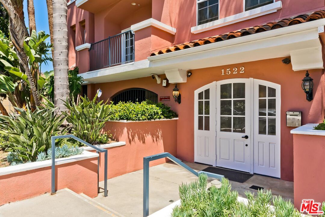 1522 S Saltair Ave Unit: 101