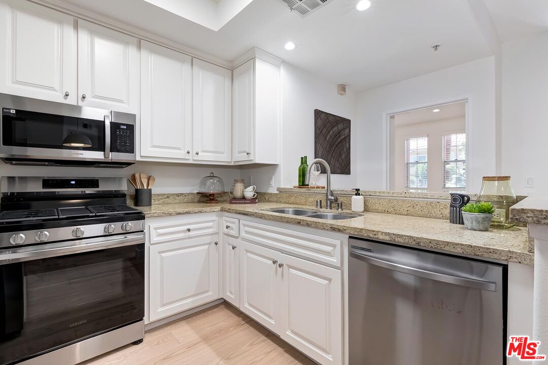1522 S Saltair Ave Unit: 101