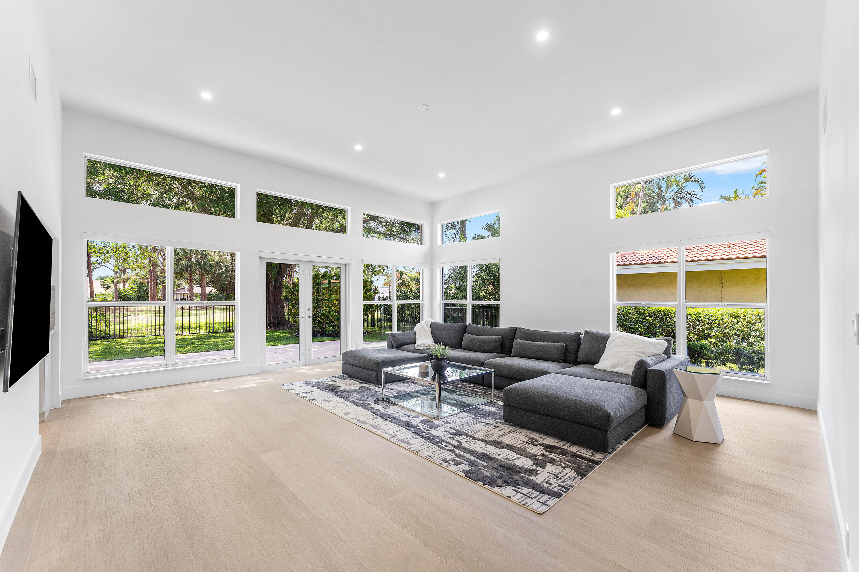 654 W Lakewoode Cir W