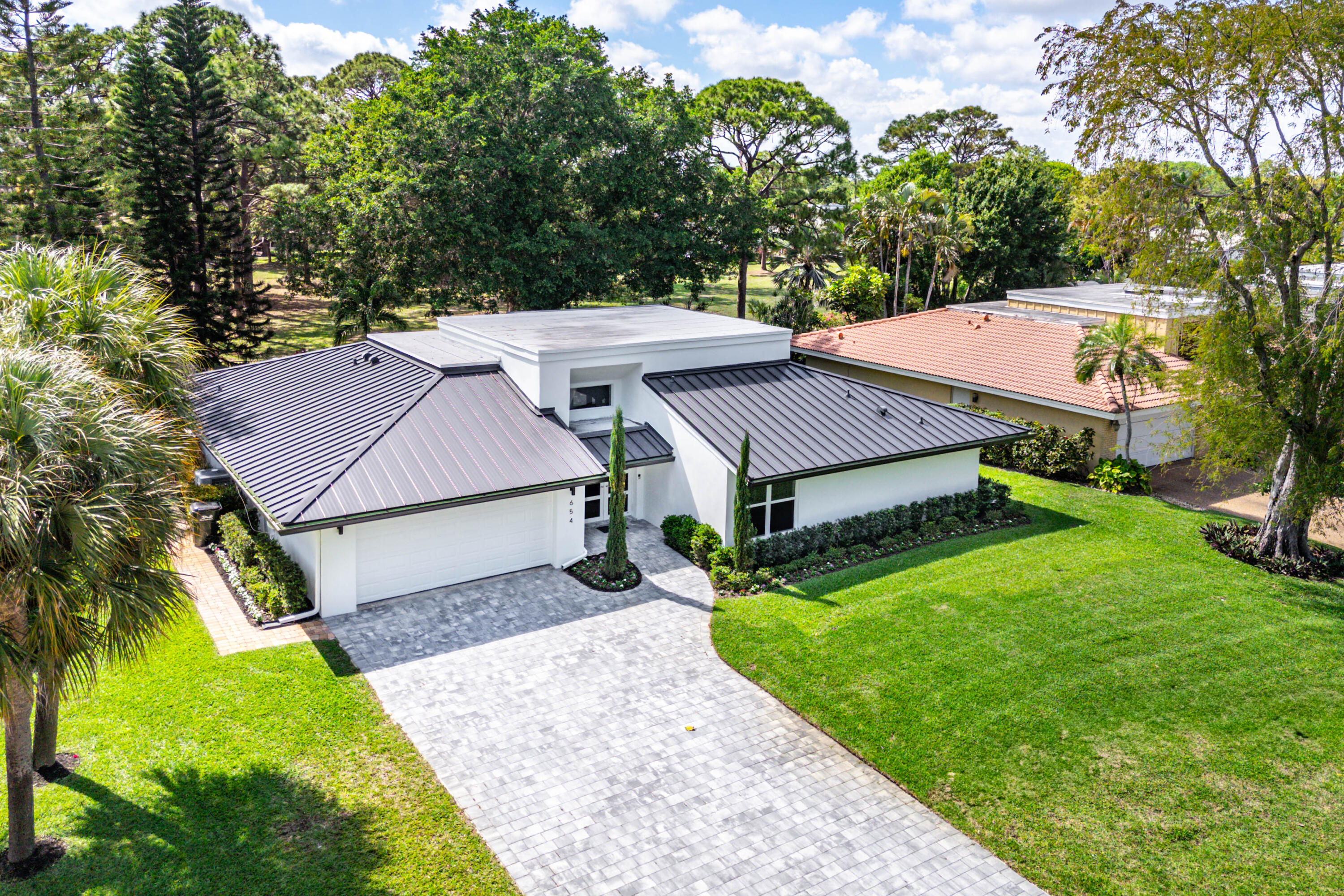 654 W Lakewoode Cir W