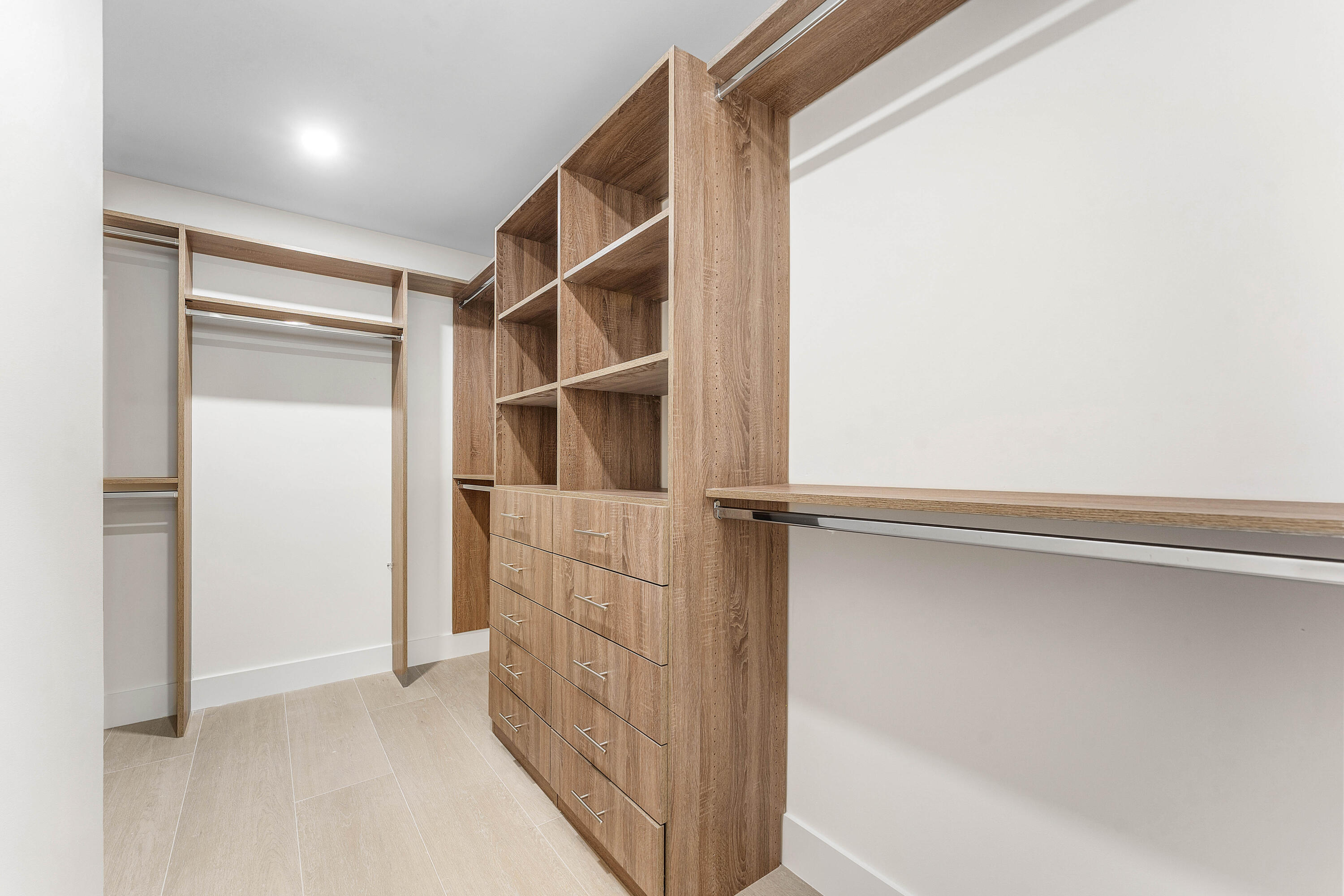 654 W Lakewoode Cir W