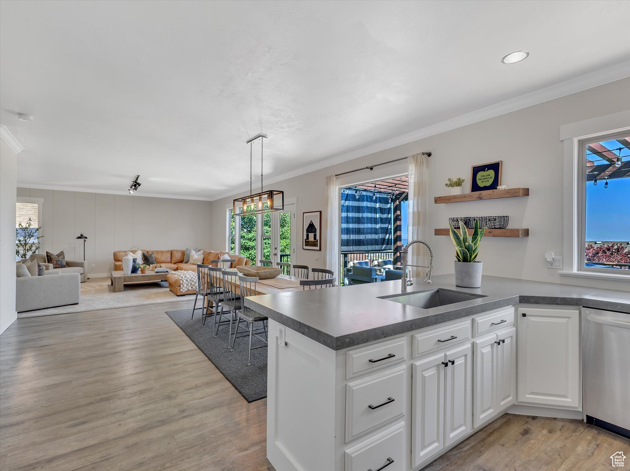 425 E BREW RD