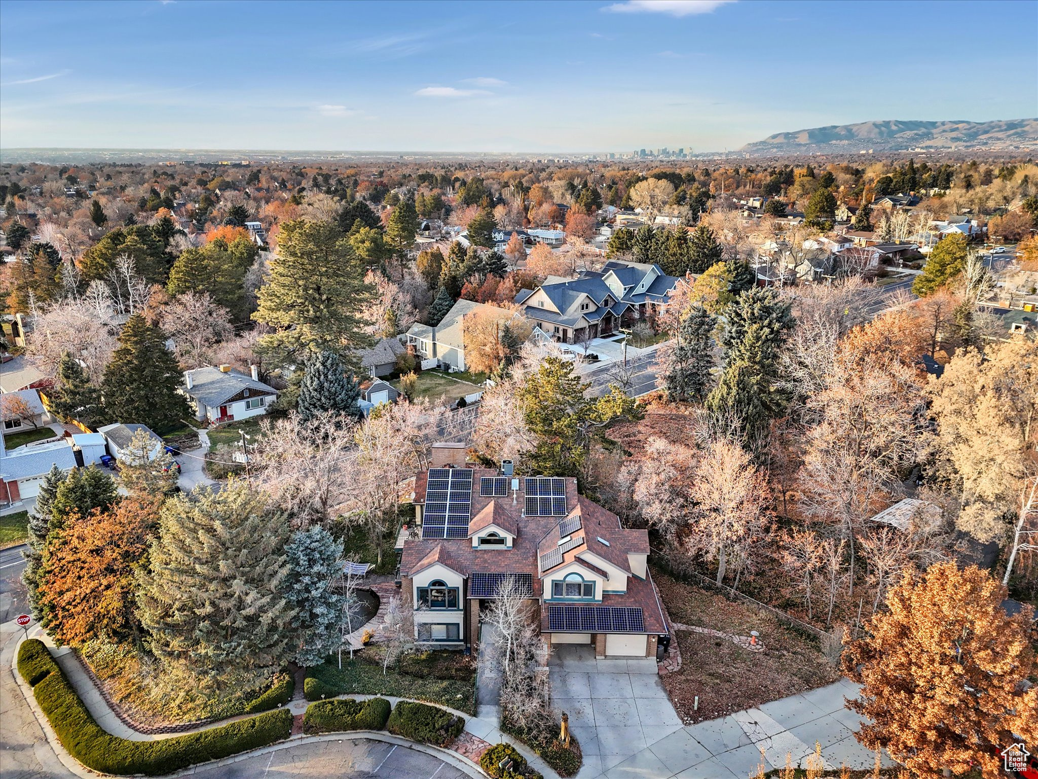 2717 E MORAINE CIR