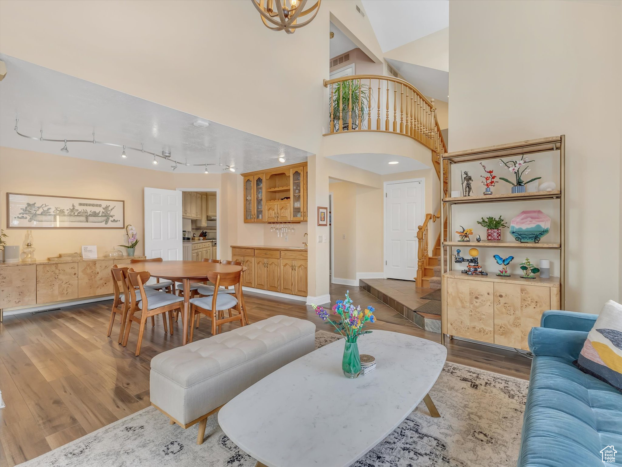 2717 E MORAINE CIR