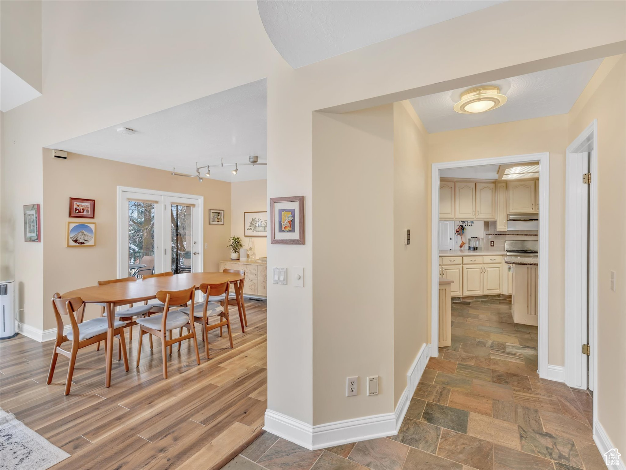2717 E MORAINE CIR