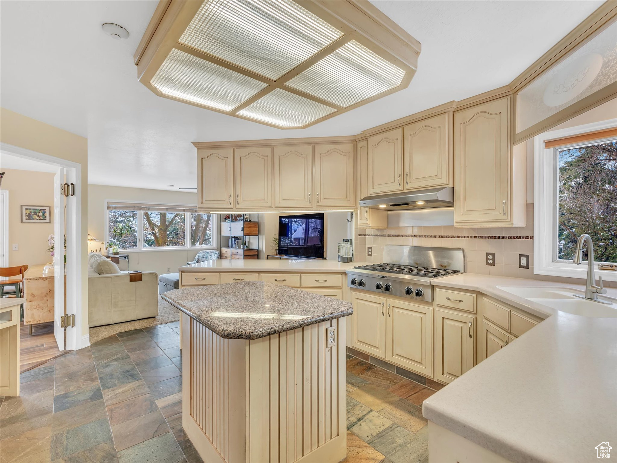 2717 E MORAINE CIR