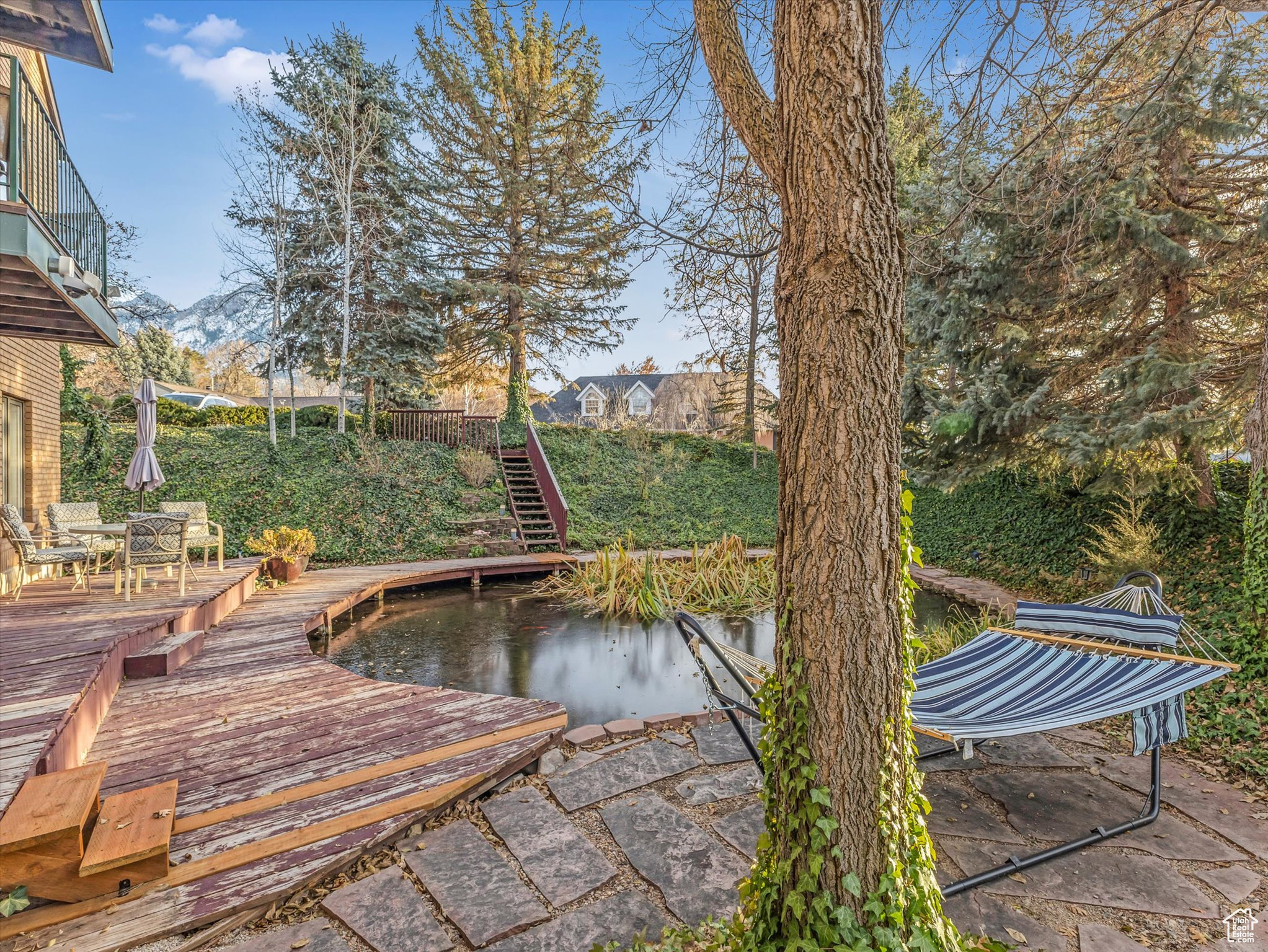 2717 E MORAINE CIR