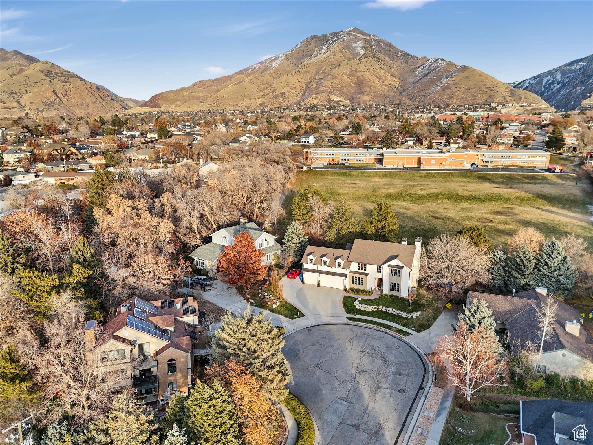 2717 E MORAINE CIR