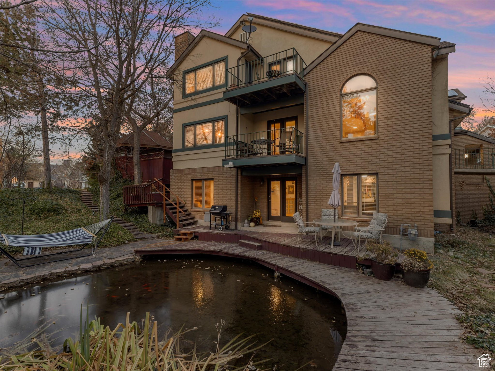 2717 E MORAINE CIR