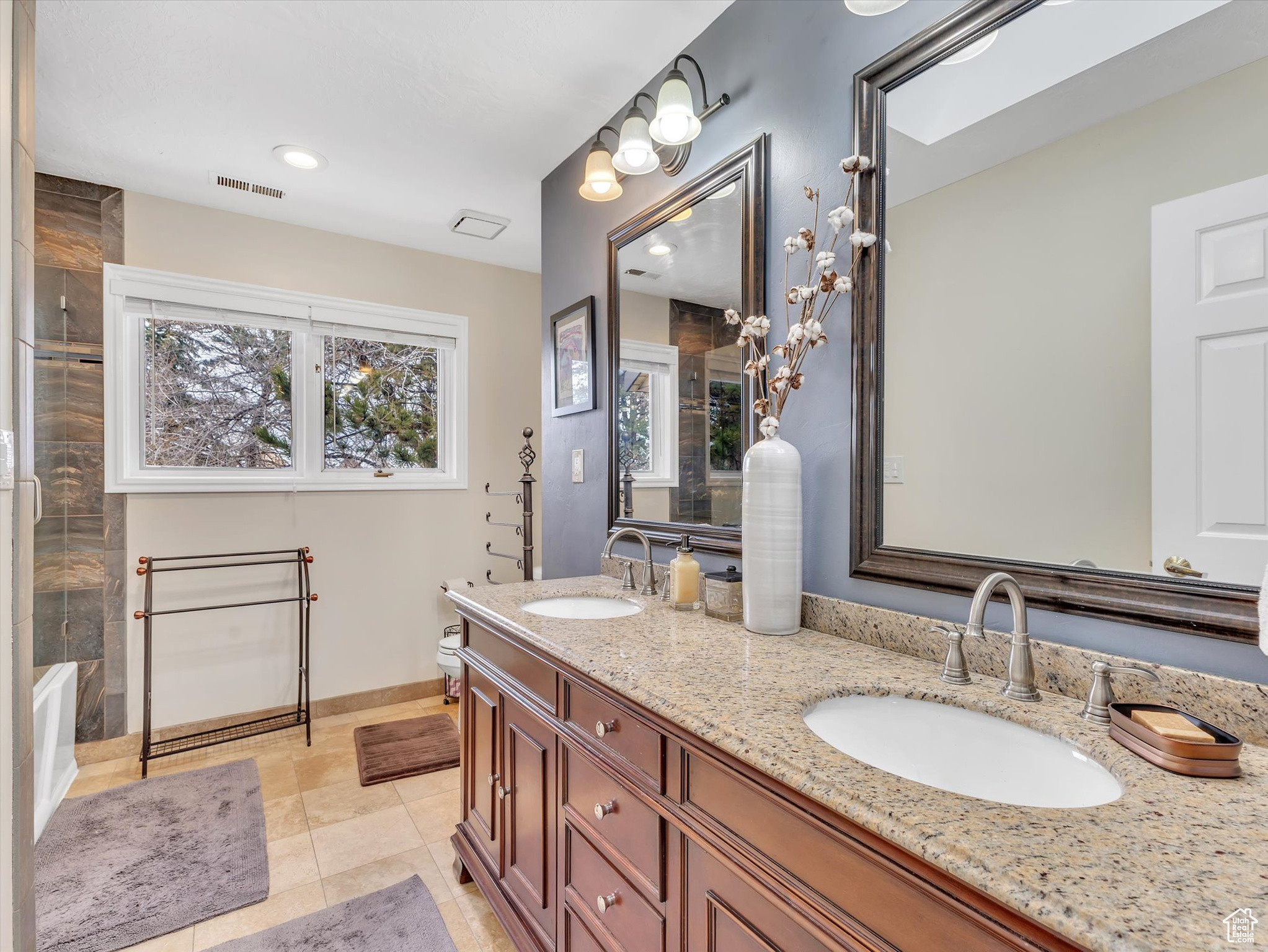 2717 E MORAINE CIR