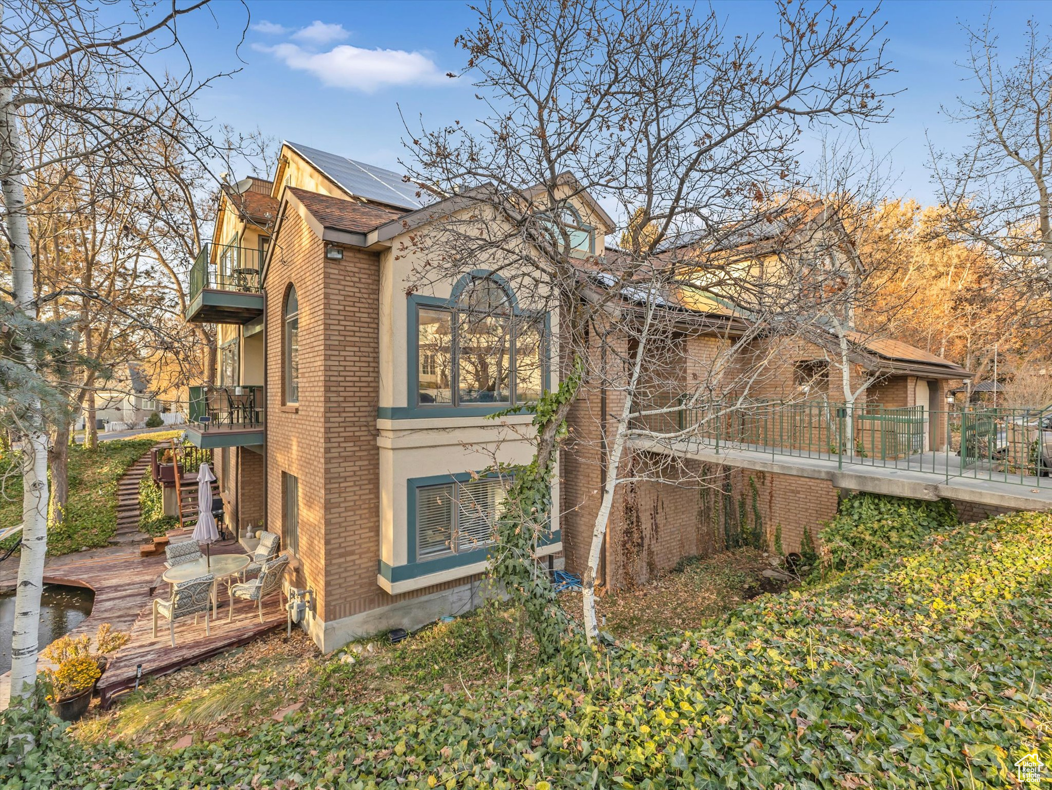 2717 E MORAINE CIR