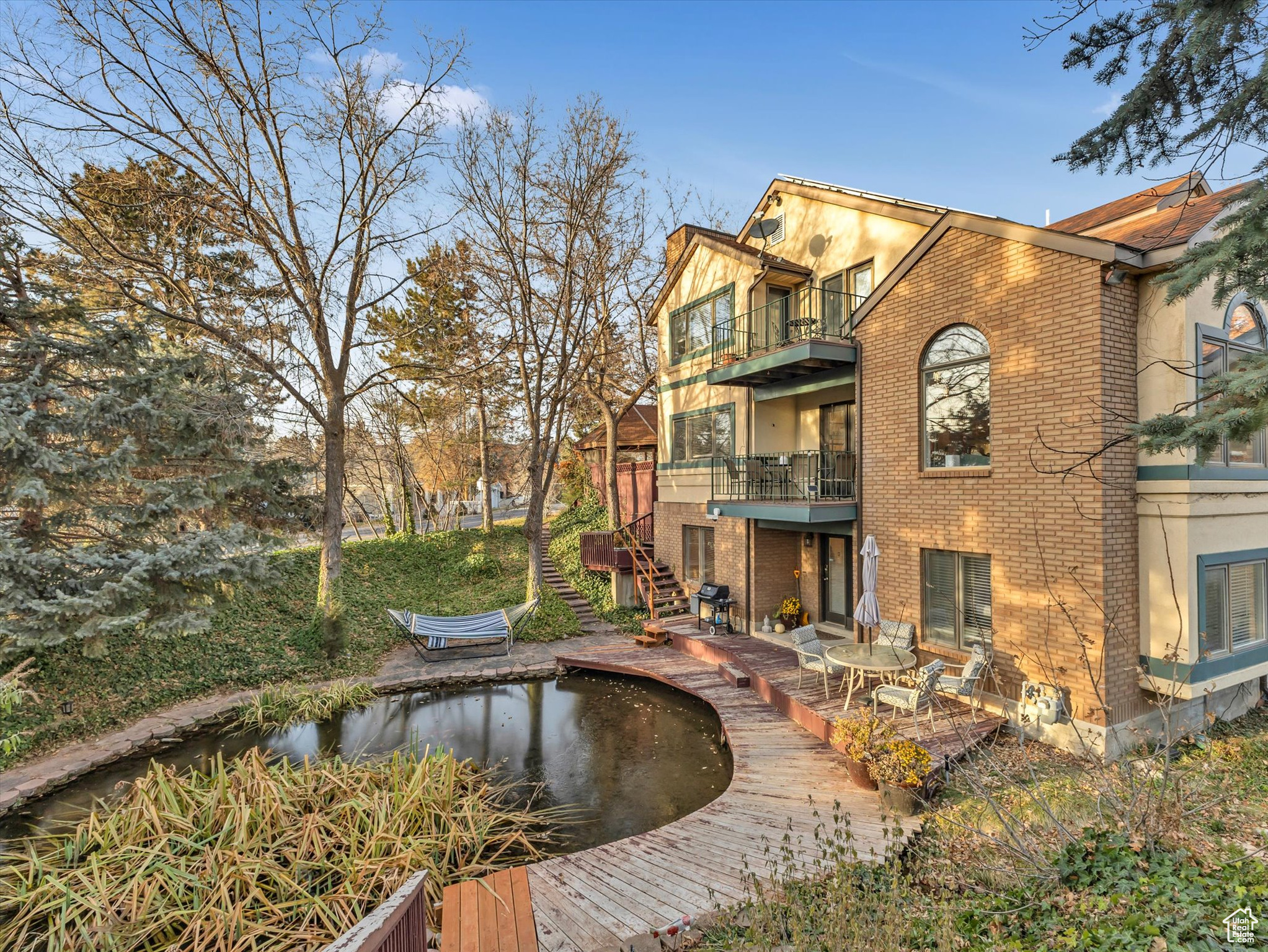 2717 E MORAINE CIR