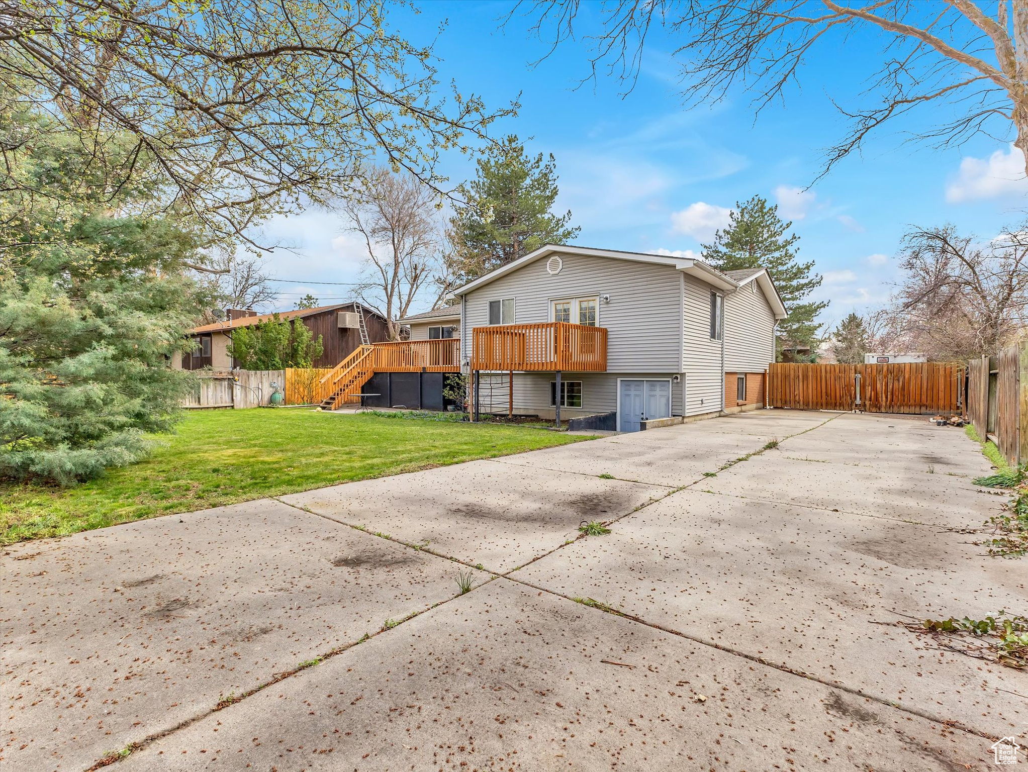 961 E HYLAND LAKE