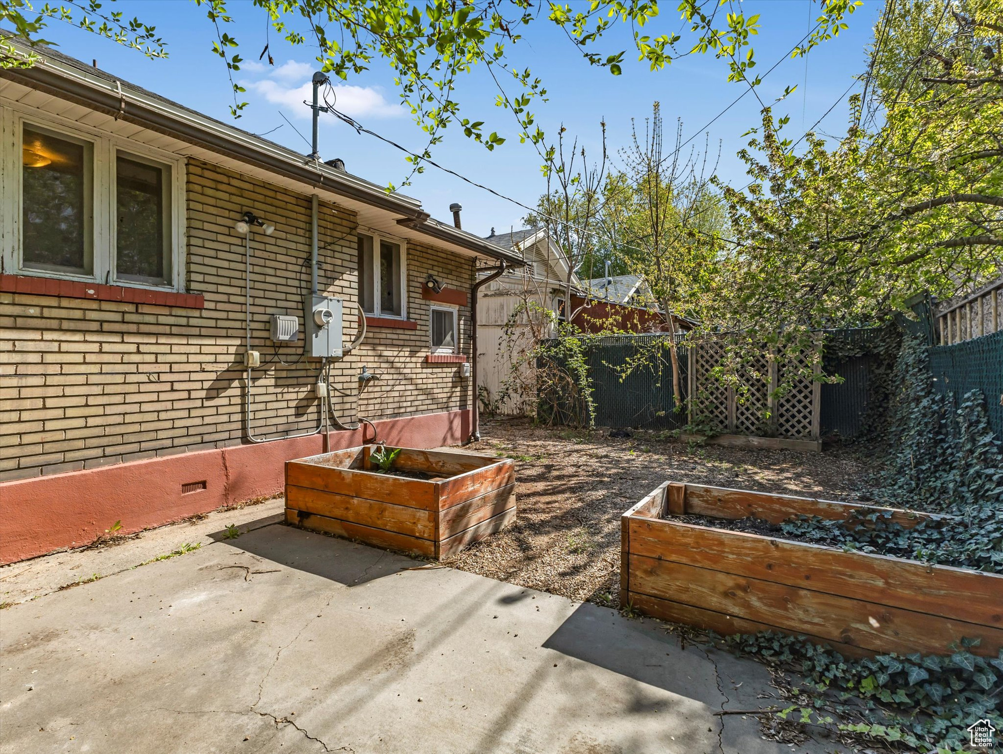 530 E HAWTHORNE AVE