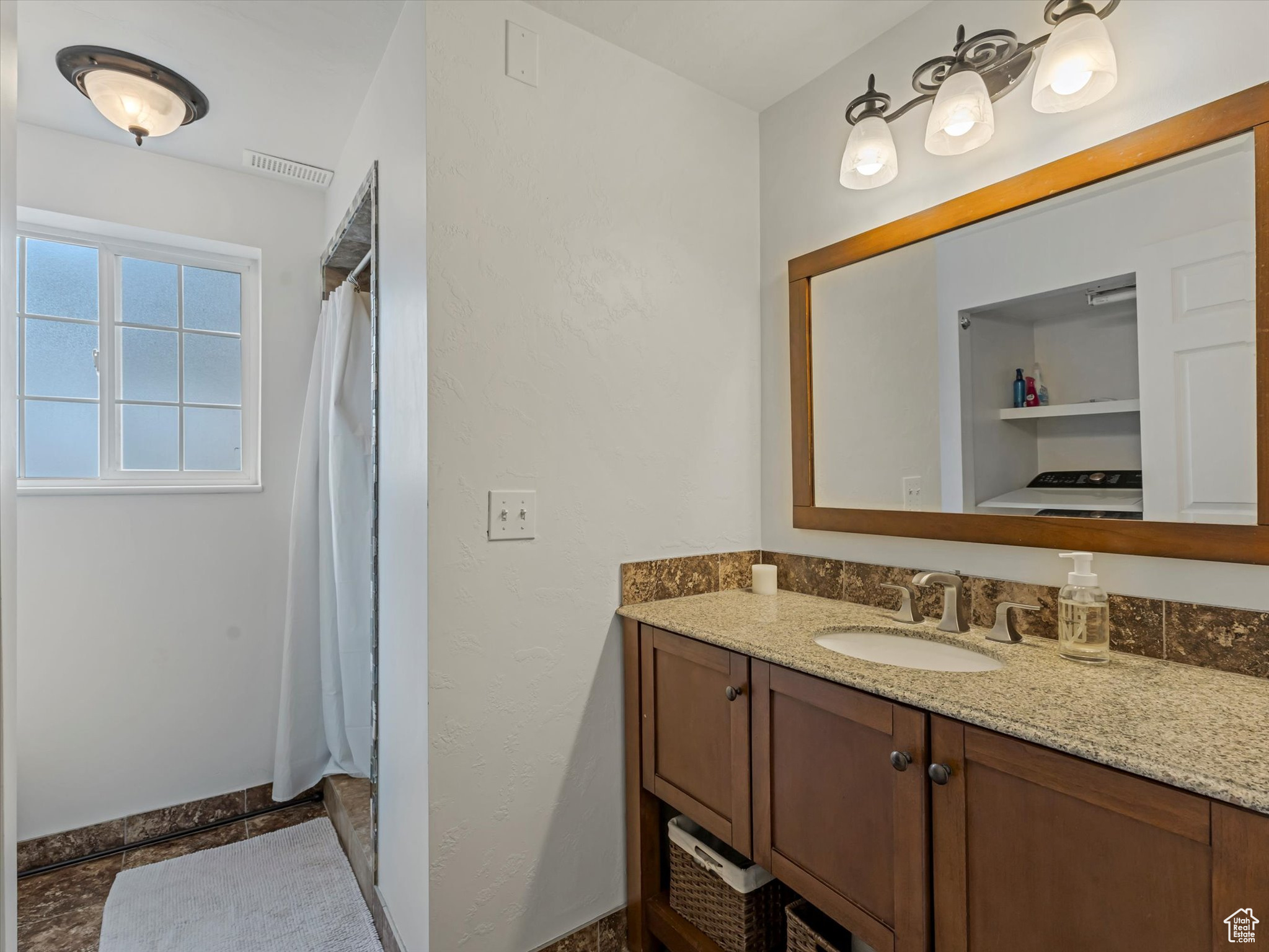 887 E CHARIOT DR