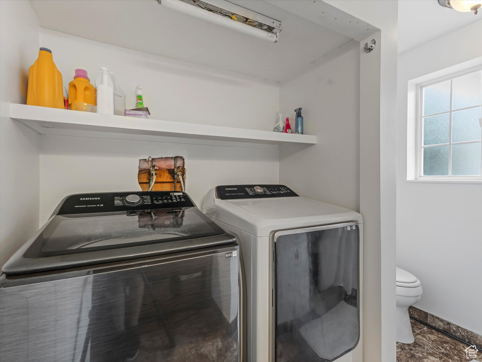 887 E CHARIOT DR