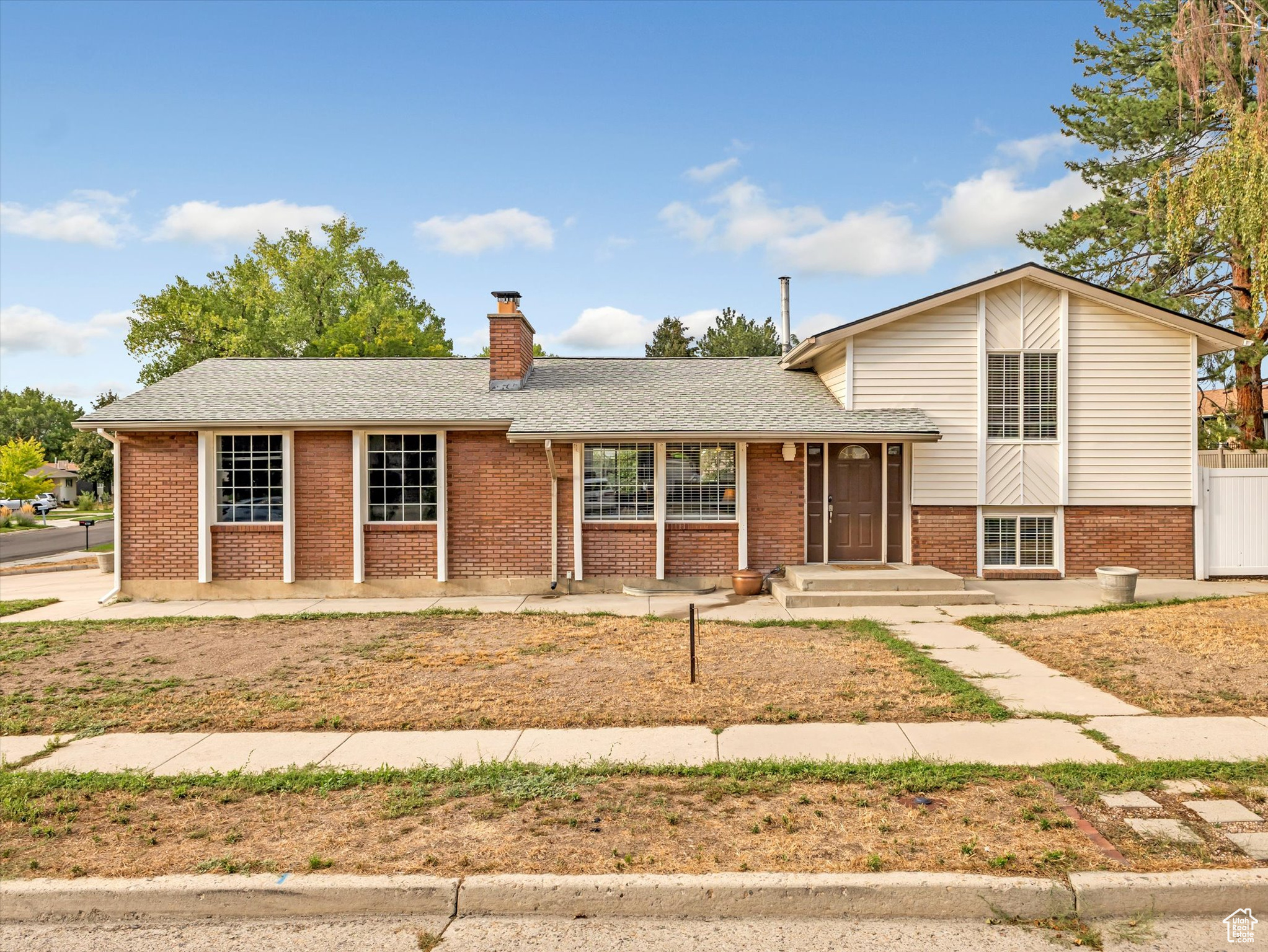 887 E CHARIOT DR