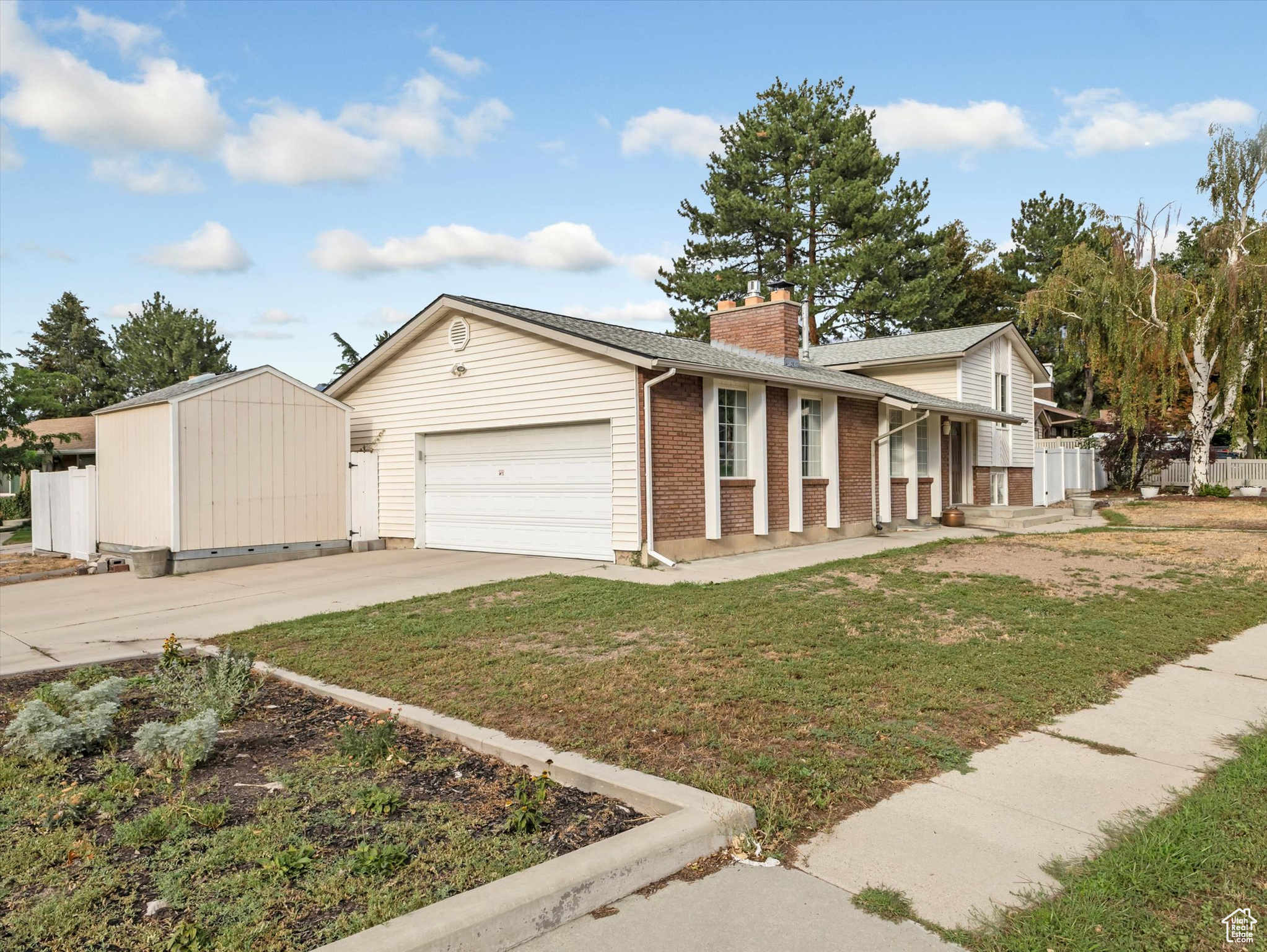 887 E CHARIOT DR