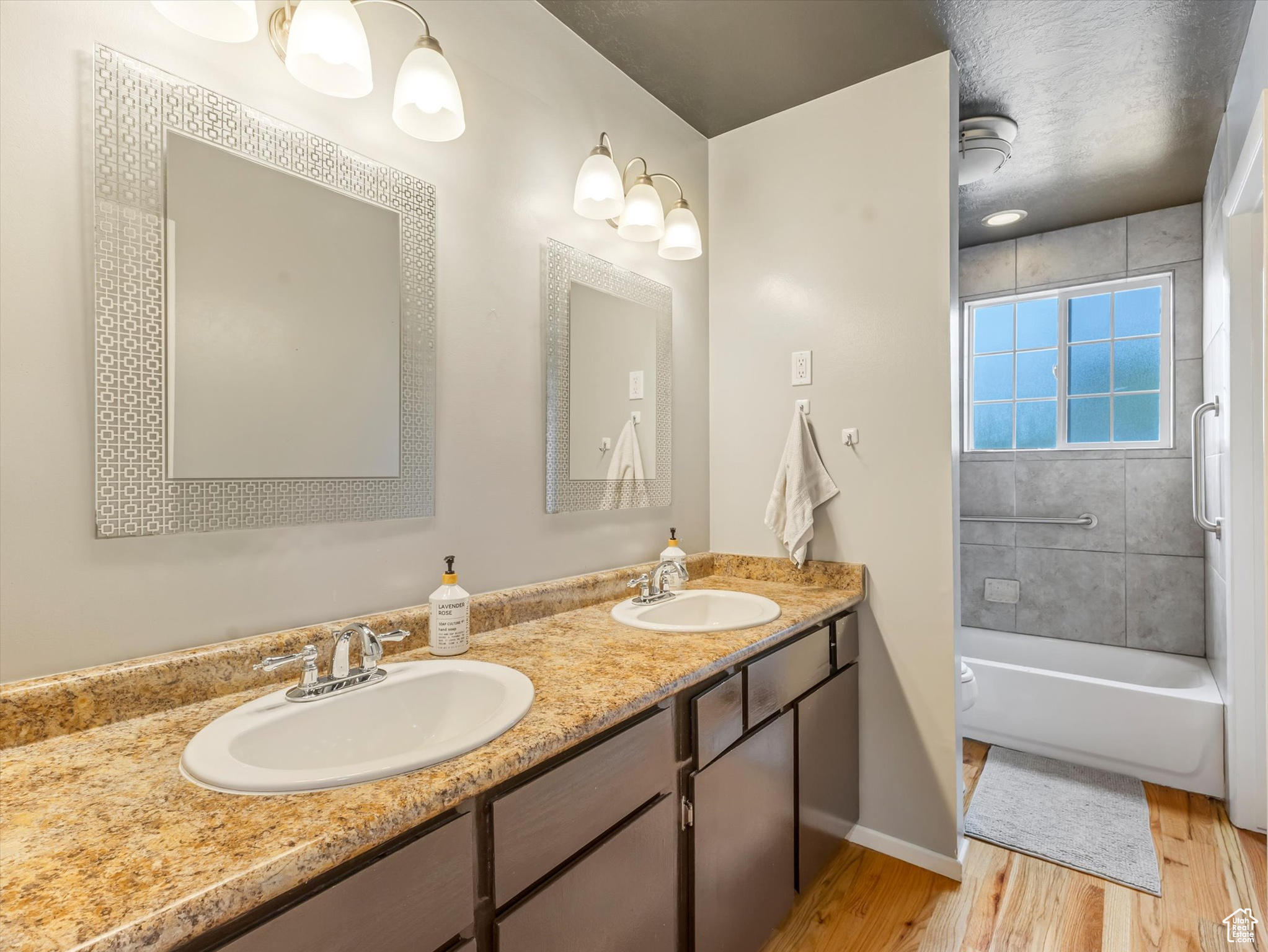 887 E CHARIOT DR