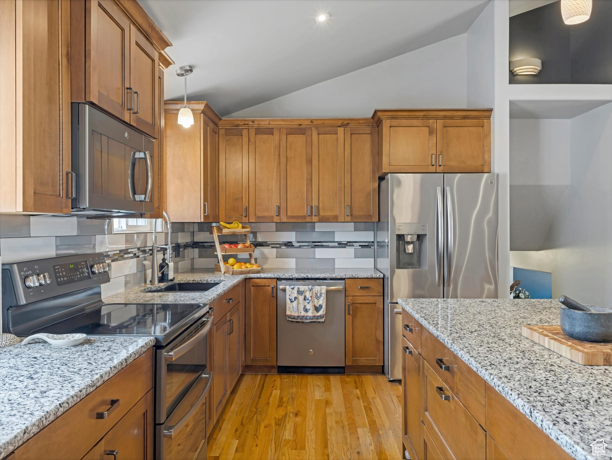 887 E CHARIOT DR